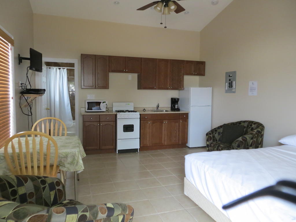 Halls Cottages Honey Harbor Room photo